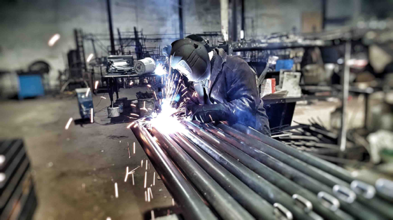 Какие материалы используют при изготовлении уличного спортивного оборудования в Смоленске?